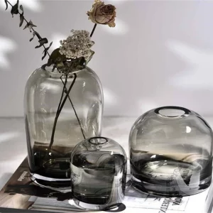 Vase en verre fumé, monochrome