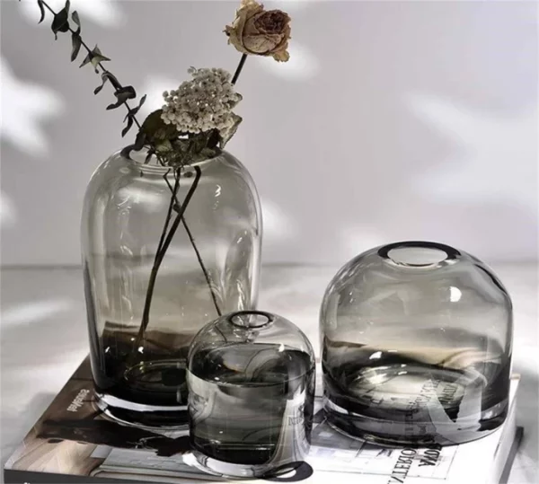 Vase en verre fumé, monochrome